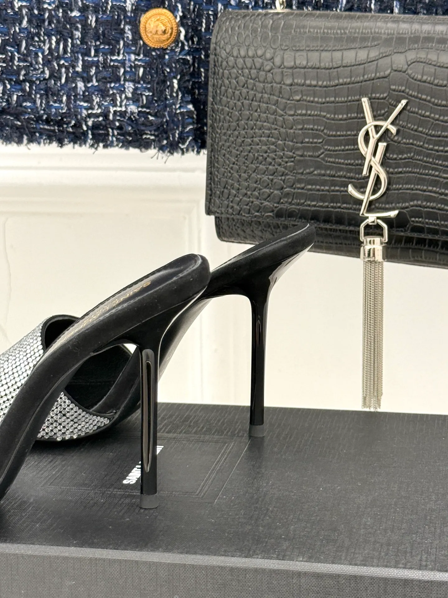 👟👟Ex-factory price 580👟👟Saint Lauren*YSL Saint Laurent classic spring and summer one-line rhinestone high-heeled slippers, rhinestone pearl heel high-heeled sandals, dazzling rhinestones, elegant age reduction, full of fairy princess atmosphere! The upper is made of original customized material, the inner pads are all grained sheepskin, and the outsole is imported genuine leather from Italy! Heel height: 10.5cm Size: 35-39 (34/40/41 customized)
